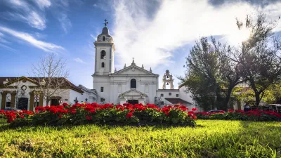 Historische Kirche mit rotem Blumenschmuck im Recoleta Friedhof, Buenos Aires