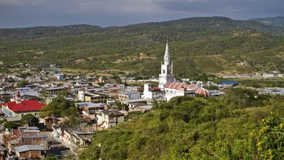 Eine Stadtlandschaft mit einer weißen Kirche dominiert das Bild.
