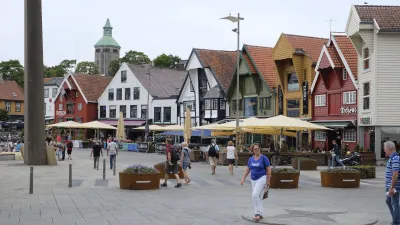 Bunte Fachwerkhäuser säumen den belebten Platz in Stavanger.