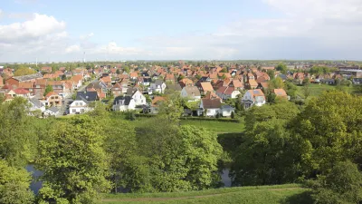 Dänische Stadtlandschaft mit vielen Häusern und Grünflächen.