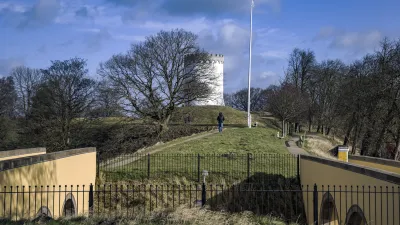 Historische Festungsanlage mit Wachturm und dänischer Flagge.