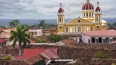 Die Kathedrale von Granada erhebt sich über den roten Dächern der Stadt.