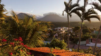 Vulkan Cerro Verde erhebt sich über der Stadt Santa Ana.