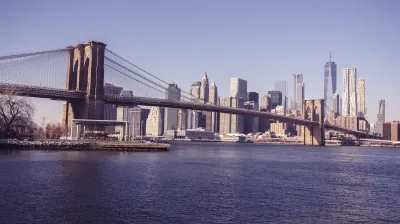 Manhattan Skyline und Brooklyn Bridge, USA