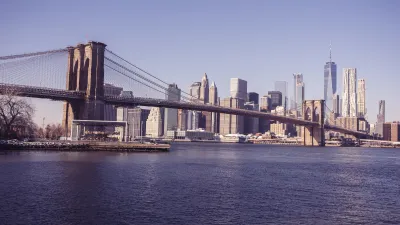 Brooklyn Bridge mit Manhattan Skyline im Hintergrund