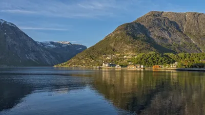 Norwegische Stadt Eidfjord liegt zwischen Bergen am Fjord.