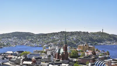 Arendal in Norwegen zeigt eine Stadtlandschaft mit Kirche am Wasser.