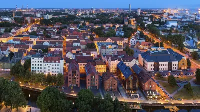 Klaipeda Stadtpanorama bei Nacht mit historischen Lagerhäusern.