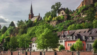 Bunte Häuser säumen den Fluss in der deutschen Stadt Saarburg.