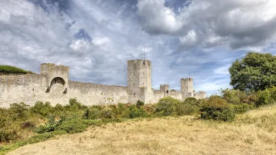 Historische Stadtmauer mit Wachtürmen in Visby, Schweden