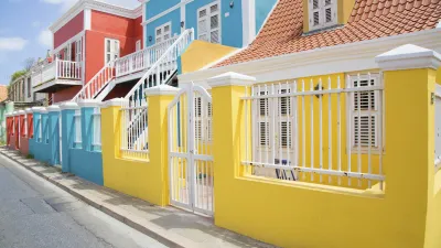 Bunte Häuser säumen eine Straße in Willemstad, Curacao.