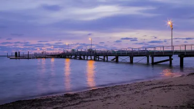 Dämmerung über dem Steg am Strand von Port Lincoln