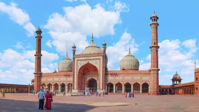 Die Jama Masjid Moschee in Delhi mit vielen Besuchern im Vordergrund.