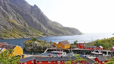 Bunte Häuser am Wasser mit Bergen im Hintergrund