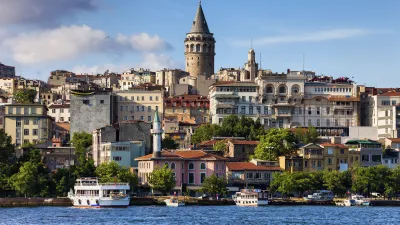 Skyline Istanbuls mit Blick auf den Galataturm, Türkei