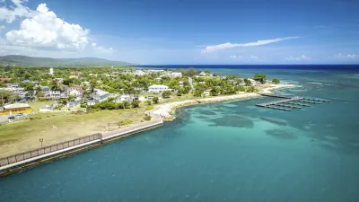 Karibische Hafenstadt Falmouth auf Jamaika mit türkisfarbenem Wasser.