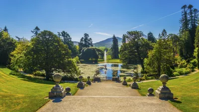 Gartenanlage mit Brunnen und gepflegten Rasenflächen im Powerscourt Estate.