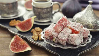 Türkischer Genuss mit Honig, Feigen und Kaffee auf einem Tablett