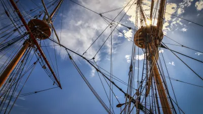 Detail der Masten eines historischen Dreimastschoners gegen blauen Himmel