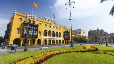 Der gelbe Regierungspalast in Lima mit roter Flagge steht im Fokus.