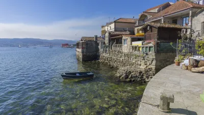 Traditionelle Steinhäuser am Ufer von Combarro, Spanien