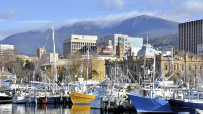 Bunte Segelboote liegen im Hafen von Hobart vor der Stadt und Bergen.