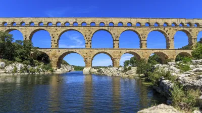 Römischer Aquädukt Pont du Gard überspannt einen Fluss in Frankreich.