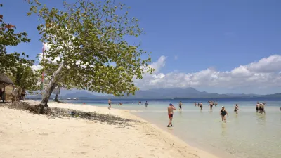 Sonnenbadende Menschen genießen den Strand auf den Philippinen.