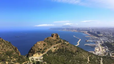Blick auf die Küstenstadt Bejaia mit Bergen und dem Meer.