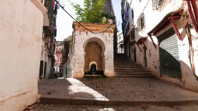 Historische Gasse mit Brunnen in der Kasbah von Algier