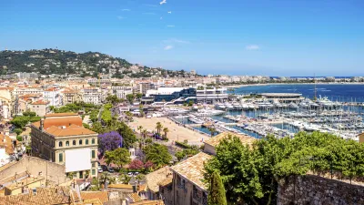 Cannes zeigt eine Hafenansicht mit vielen Yachten und Gebäuden.