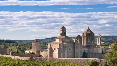 Historisches Kloster Santa Maria de Poblet mit Türmen und Mauern