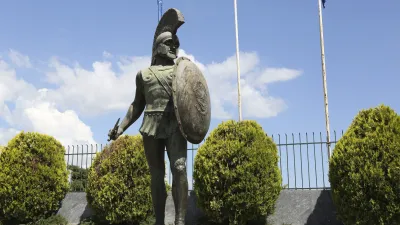 Statue von König Leonidas von Sparta mit Schild und Helm.