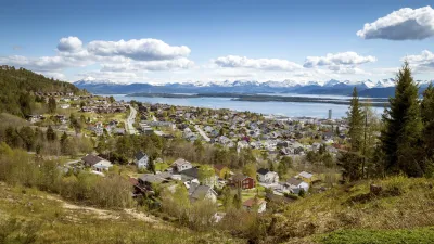 Panorama von Molde, Norwegen mit Häusern und Bergen.