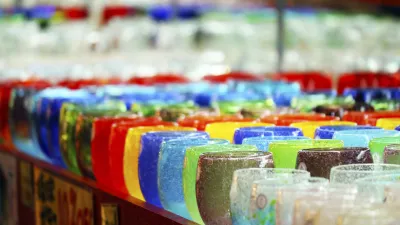 Bunte Glasgefäße stehen in einer Reihe im Souvenirladen.