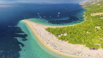 Goldener Strand Zlatni Rat mit türkisfarbenem Wasser und Sonnenschirmen