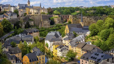 Historische Stadtansicht mit mittelalterlichen Gebäuden und Festung