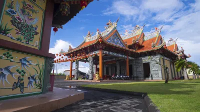 Traditioneller Tempel mit kunstvollen Verzierungen und rotem Dach