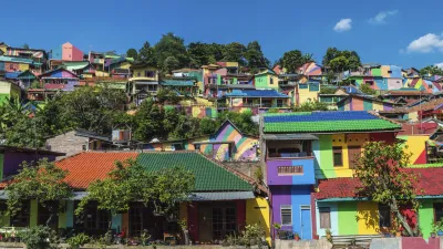 Bunte Häuser prägen das Stadtbild von Semarang, Indonesien.
