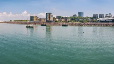 Blick auf die Küstenlinie von Darwin mit Booten im Wasser.