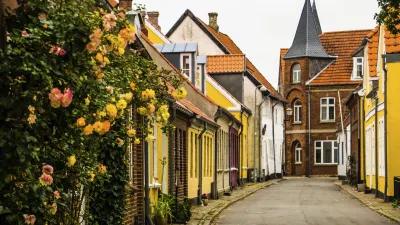 Bunte Fachwerkhäuser säumen eine gepflasterte Gasse in Ribe, Dänemark