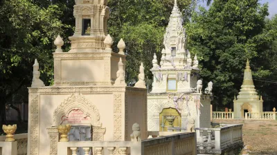 Kleine Tempel und Stupas zieren die Pagode Pothi Rokha Ram.