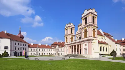 Das barocke Stift Göttweig mit seiner imposanten Kirche und dem weitläufigen Gelände.