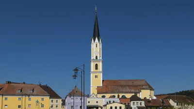 Die Kirche St. Johannes der Täufer dominiert das Stadtbild von Vilshofen.