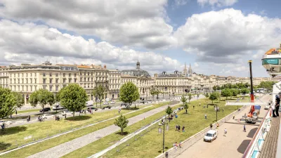 Bordeaux: Blick auf die Promenade und historische Gebäude