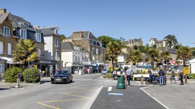 Belebte Straße mit Geschäften und Menschen in der französischen Stadt Cancale.