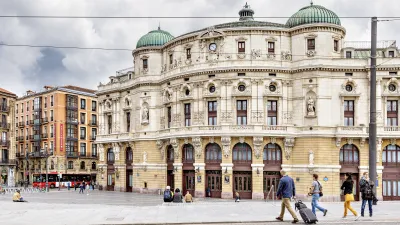 Historisches Gebäude mit Fassade und Menschen auf dem Platz