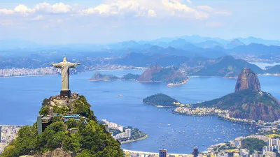 Die Christusstatue thront über Rio de Janeiro mit Blick auf die Bucht.
