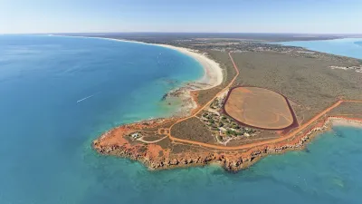 Kabelstrand mit rotem Felsvorsprung und türkisfarbenem Wasser in Broome, Australien