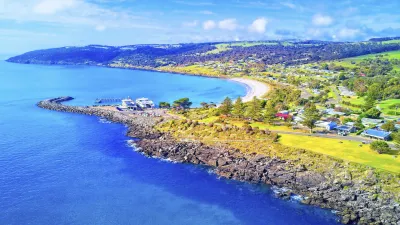 Küstenlandschaft mit Stadt und Hafen in Australien